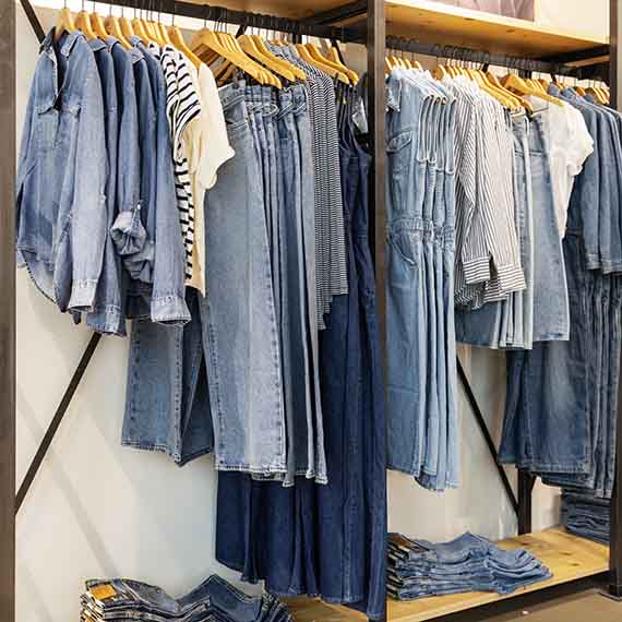 Stort udvalg af cowboytøj fra Levi's i Lyngby.